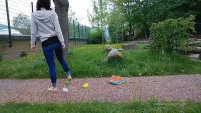 Sneaker-girl Sophia – Waterballoon Popping